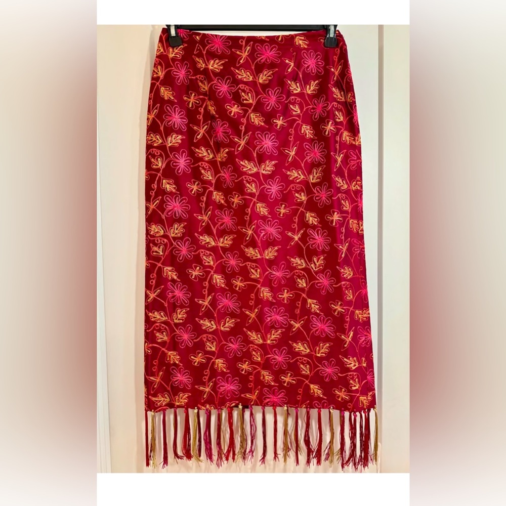 Muse Beautiful Maroon Embroidered Silk Skirt. Excellent Condition. Lined. Size 8